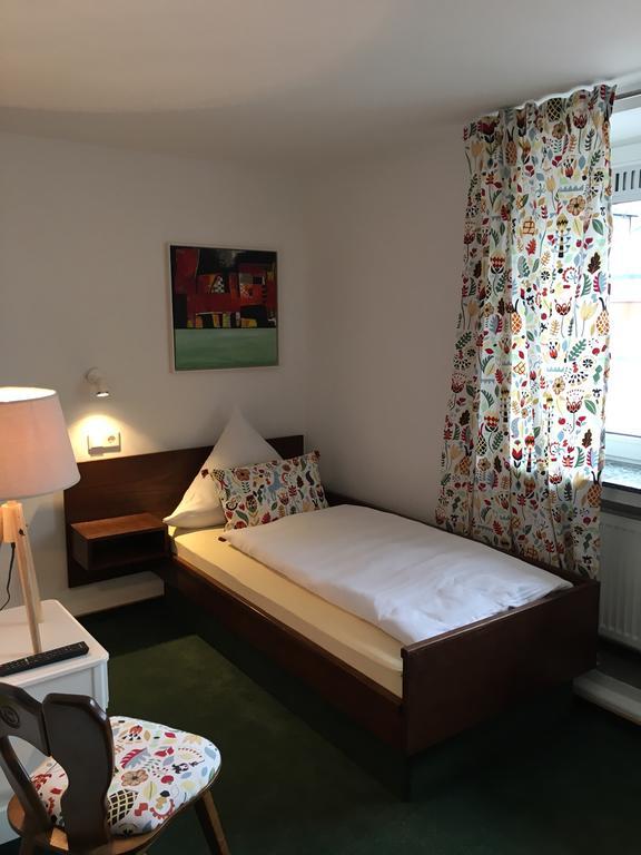 Hotel Zur Goldenen Sonne Usingen Экстерьер фото