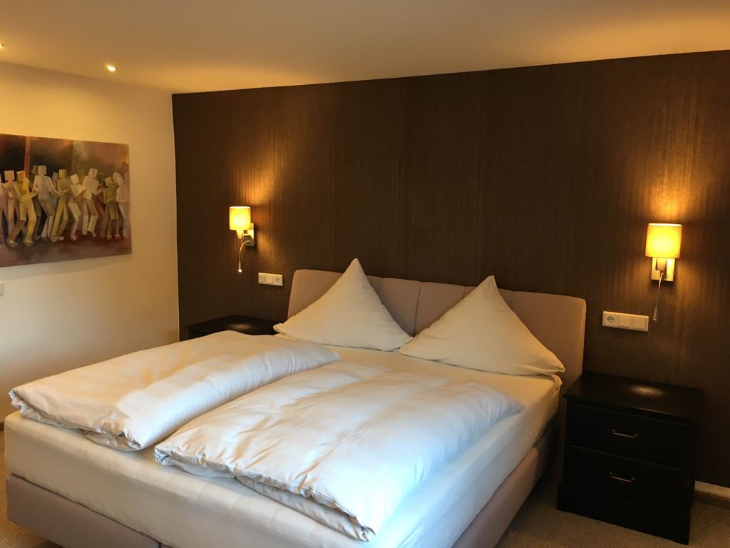 Hotel Zur Goldenen Sonne Usingen Экстерьер фото