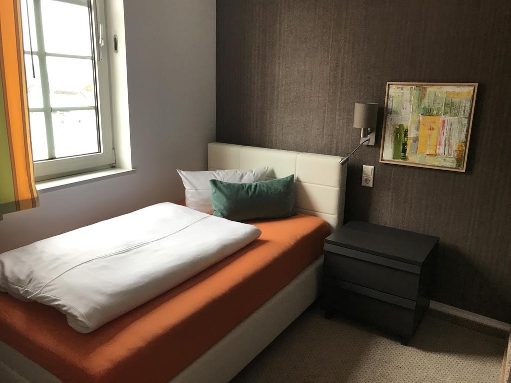 Hotel Zur Goldenen Sonne Usingen Экстерьер фото