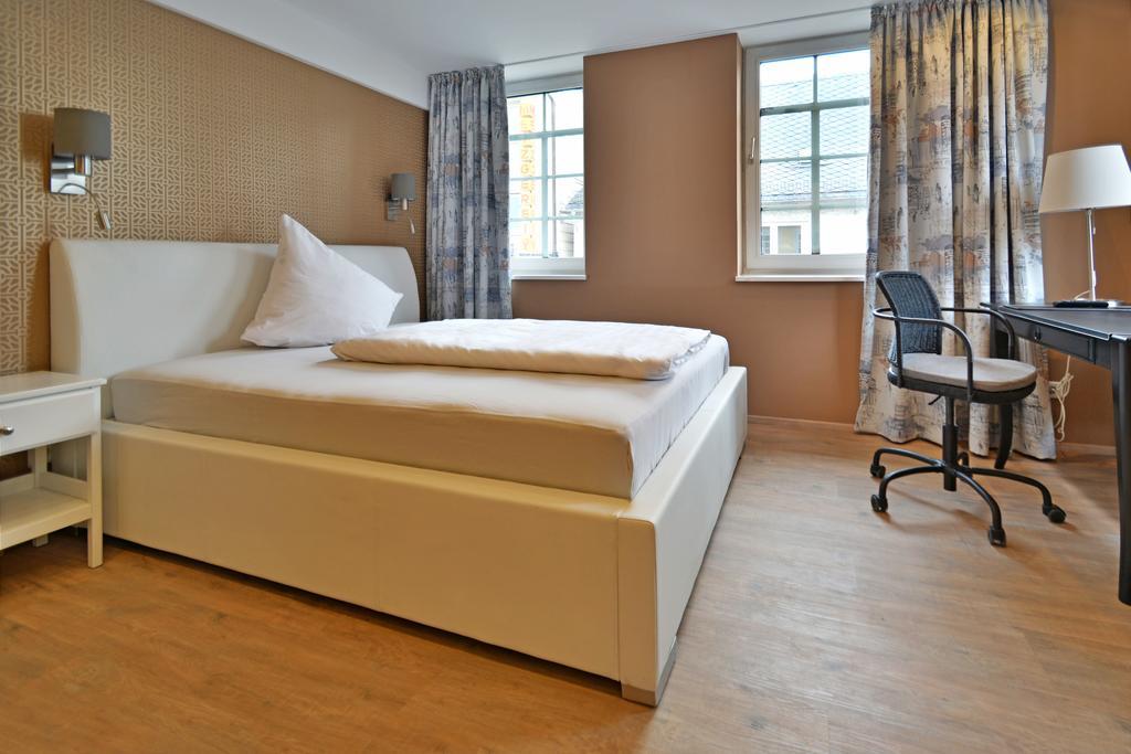 Hotel Zur Goldenen Sonne Usingen Экстерьер фото