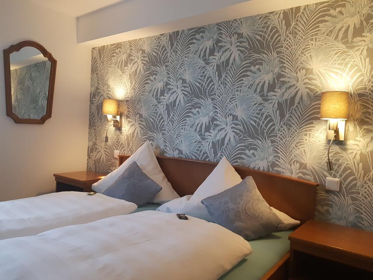 Hotel Zur Goldenen Sonne Usingen Экстерьер фото