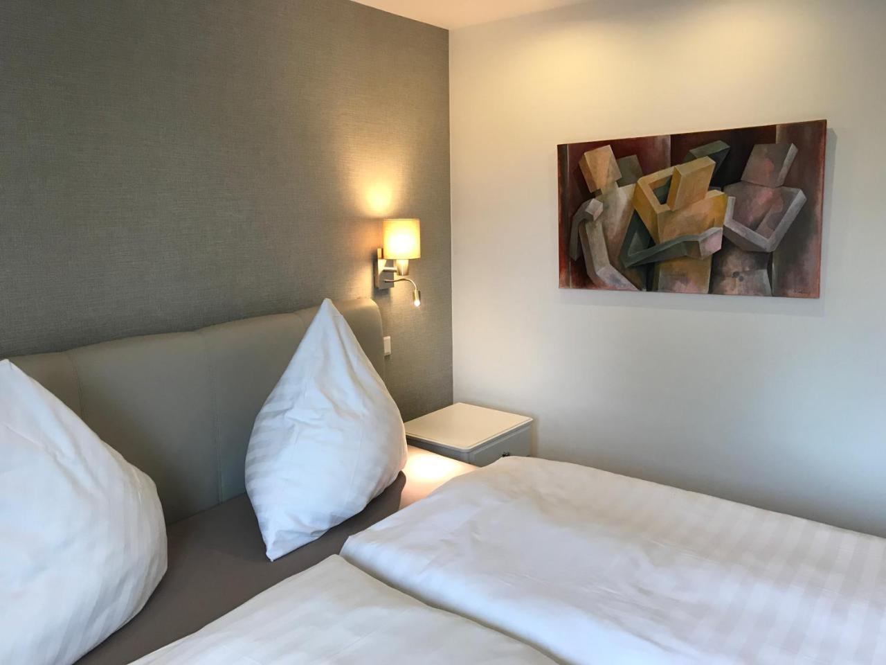 Hotel Zur Goldenen Sonne Usingen Экстерьер фото