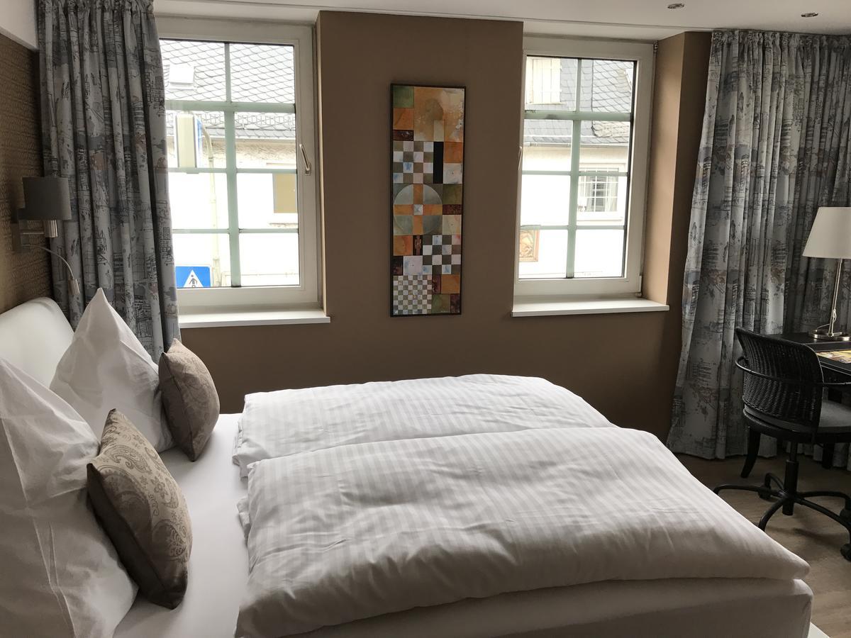 Hotel Zur Goldenen Sonne Usingen Экстерьер фото