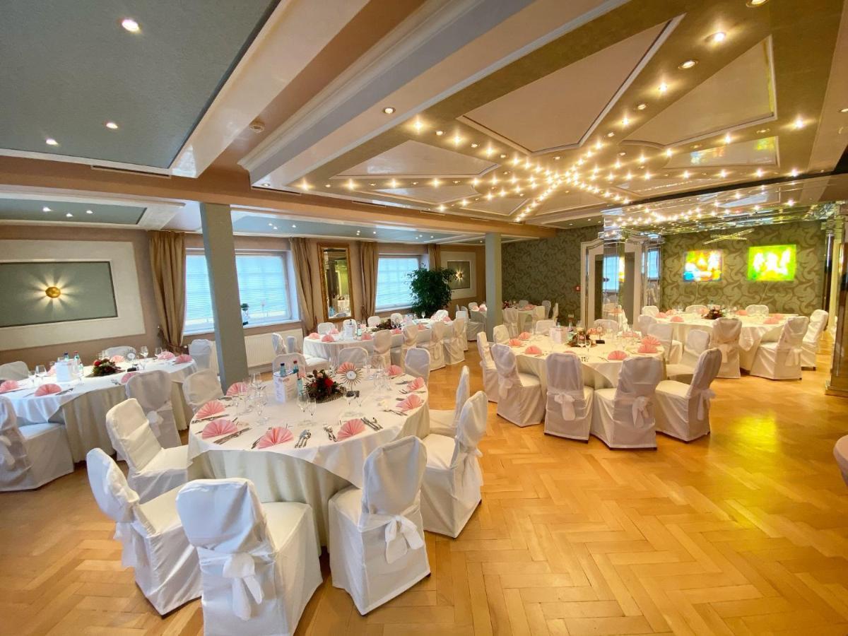 Hotel Zur Goldenen Sonne Usingen Экстерьер фото